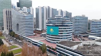 Самый большой государственный флаг установили на фасаде здания активисты партии «AMANAT»