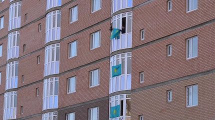 Государственные флаги сегодня  украсили окна более 100 домов Уральска