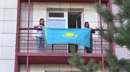 Павлодарда тұрғын үйлер мен жатақханалардың балкондарына көк туымыз ілінді