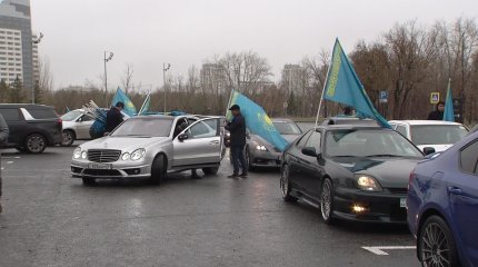 30 авто, украшенных государственным флагом, проехали по проспектам и улицам столицы