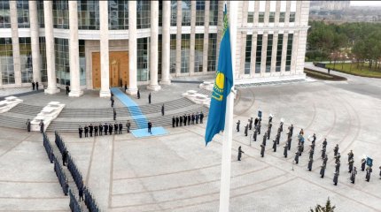 Президент принял участие в церемонии поднятия Государственного флага