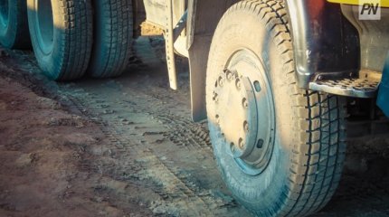 Павлодар облысының жол трассасында трактор мен жеңіл көлік соқтығысты