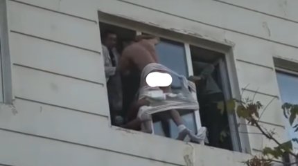 Житель Актау пытался выпрыгнуть из окна больницы: родные отрицают попытку суицида