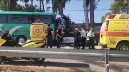 Грузовик протаранил автобусную остановку в Тель-Авиве: пострадали 40 человек