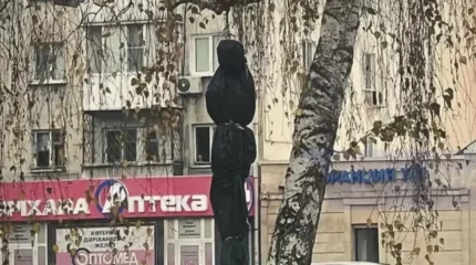 ШҚО-да адам мәйітінің макетін іліп қойған кәсіпкер жазаланды