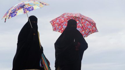 Талибан запретил женщинам разговаривать с женщинами