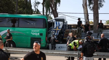 Жүк көлігі аялдамаға соғылып, 35 адам жарақат алды