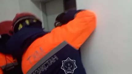 Астанада үш адам лифт ішінде қалып қойған