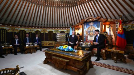 Президент Монголии подарил Токаеву казахско-монгольский словарь