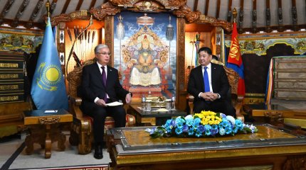Моңғолия Президенті Тоқаевқа қазақ-моңғол сөздігін сыйлады
