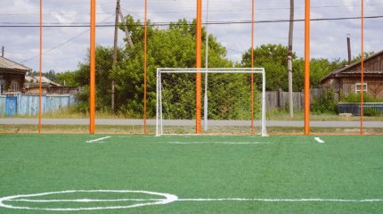 "Бетінің жартысын тіліп кеткен": Ақтауда ойын алаңында бекітілмеген футбол қақпасы 12 жасар қыздың үстіне құлады