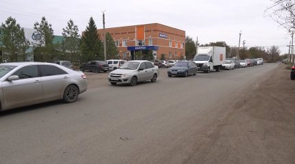 На газозаправочных станциях Уральска образовались километровые очереди