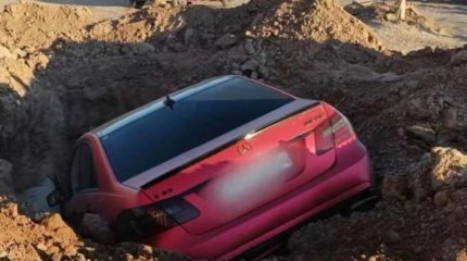 Пьяная автоледи провалилась в яму: актюбинцы остались без газа