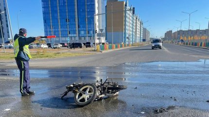 Мотоцикл загорелся после столкновения с авто в Семее: 2 человека госпитализированы