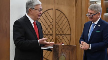 Токаеву подарили книгу об отце