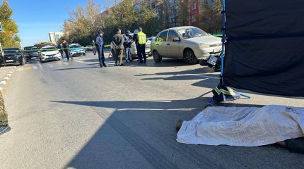 Мотоциклист погиб под колесами грузовика в Костанае