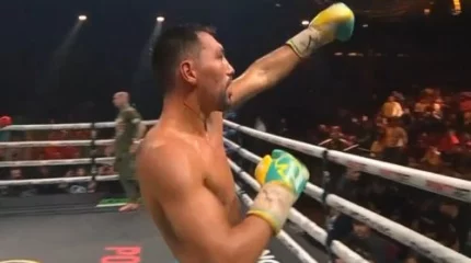 Нокаутом Жанибек Алимханулы победил в бою за два титула чемпиона мира