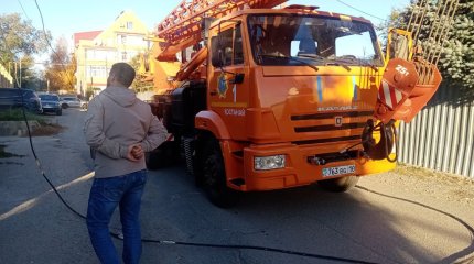 Машина ДЧС снесла провода и оставила жителей без света в Костанае