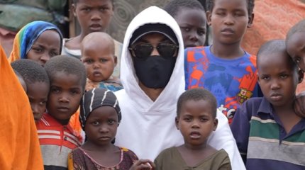 Бетперде таққан жігіт Африкада мешіт пен мектеп салып, құдық қазып берді