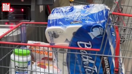 Как в пандемию: туалетную бумагу массово скупают в США