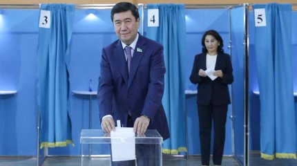 Председатель Мажилиса Ерлан Кошанов проголосовал на референдуме по АЭС