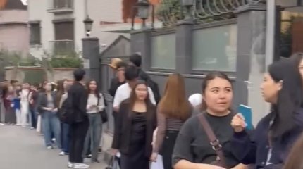Гигантская очередь желающих проголосовать выстроилась у Генконсульства Казахстана в Турции
