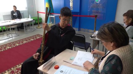 В Костанае на участки для голосования прибыли Гарри Поттер и Беллатриса Лестрейндж