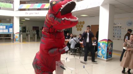 Житель Караганды пришел  голосовать в костюме динозавра