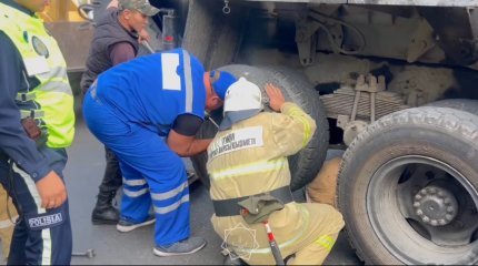 Грузовик наехал на пешехода в Талдыкоргане: жертву ДТП пришлось вызволять из-под машины спасателям