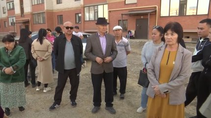 Ақтөбеде көпқабатты үй тұрғындары екі жылдан бері ауласын абаттандыруды сұрап жүр