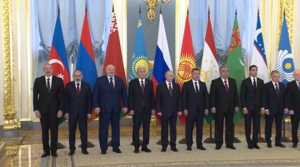 "На фоне роста нестабильности в мировой экономике в фокусе нашего постоянного внимания должны оставаться вопросы торгово - экономического взаимодействия", - Глава государства