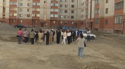 Жители актюбинских новостроек второй год не могут добиться благоустройства придомовой территории