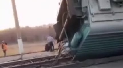 Электровоз с грузовыми вагонами сошел с рельсов в Акмолинской области