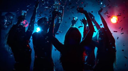 Астанада түнгі клубта бойжеткенмен танысқан жігіт 7,2 мың долларынан айырылып қалды