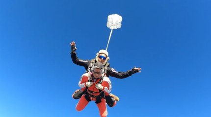 Немецкий парашютист прыгнул в тандеме с 93-летней мамой