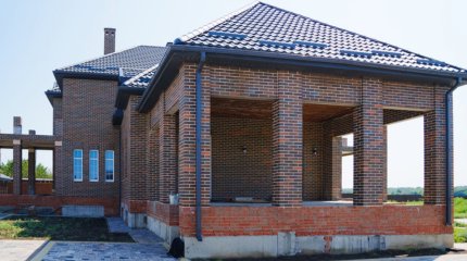 Ұлттық компания директоры қызметкеріне 4 жыл бойы өз үйін жөндеткен