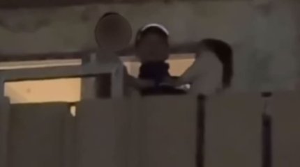 Спасение детей с верхнего этажа попало на видео в Атырауской области