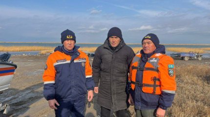 Рыбак провел ночь на перевернутой лодке на Алаколе и не пострадал