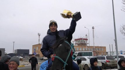 Оралдықтар бокстан әлем чемпионы Өнер Сейілханға ат мінгізді