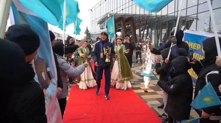 Чемпиона мира по боксу Онера Сейлхана торжественно встретили в аэропорту Уральска