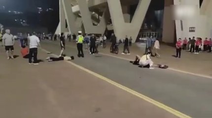 Қытайда көлік жүргізушісі бір топ адамды қағып, үстінен таптап өткен