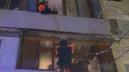Внуки заперли бабушку на балконе в Жезказгане: вскрывать дверь пришлось спасателям