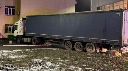 Фура помяла легковушку и протаранила школу в центре Уральска