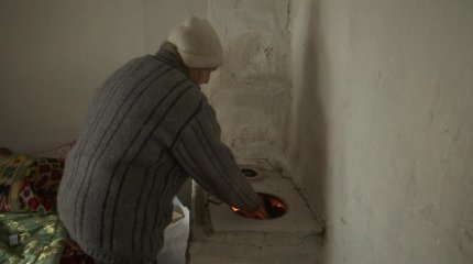 В темноте и холоде: пенсионерка из Актобе выживает в нечеловеческих условиях