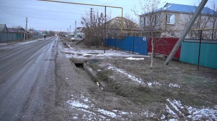 Арычную систему в поселке Зачаганск ЗКО проверили члены комиссии партийного контроля