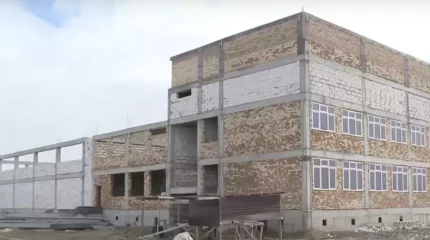 Атырау облысында мердігердің кесірінен мектеп құрылысы 3 жылға созылды