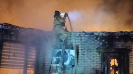 Ночной пожар уничтожил два автомобиля актюбинского бизнесмена