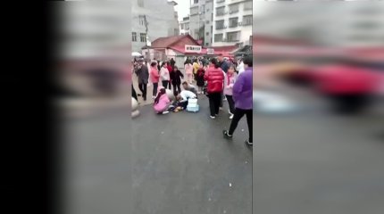 В Китае внедорожник въехал в толпу школьников