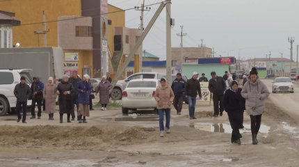 Школьников не пускают в автобус из-за грязи на улице в селе Мангистауской области
