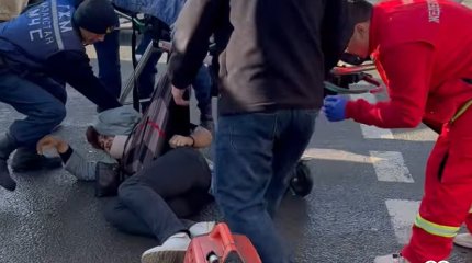 Пострадавшую во время ДТП в Уральске уронили с носилок скорой помощи (ВИДЕО)